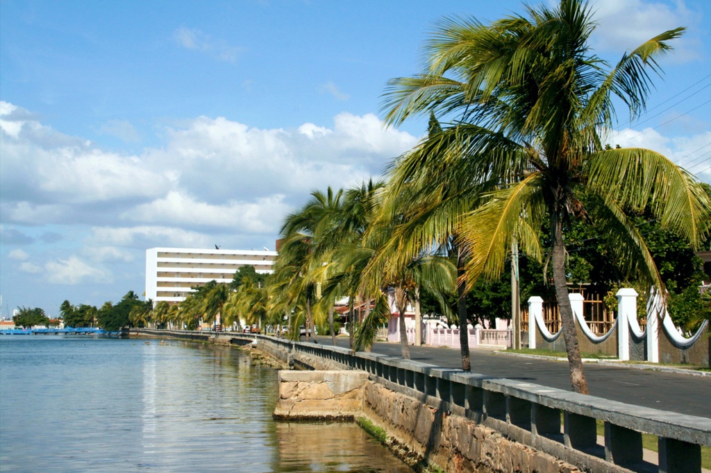 LA BAHÍA DE JAGUA, LA CIUDAD Y EL MAR